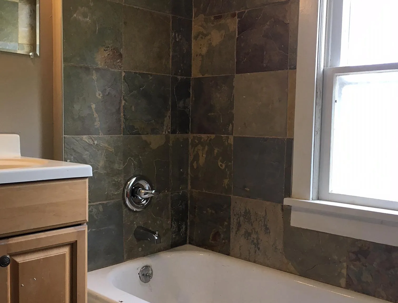 3 bed, 1000 sqft, $1,090 — Photo 3