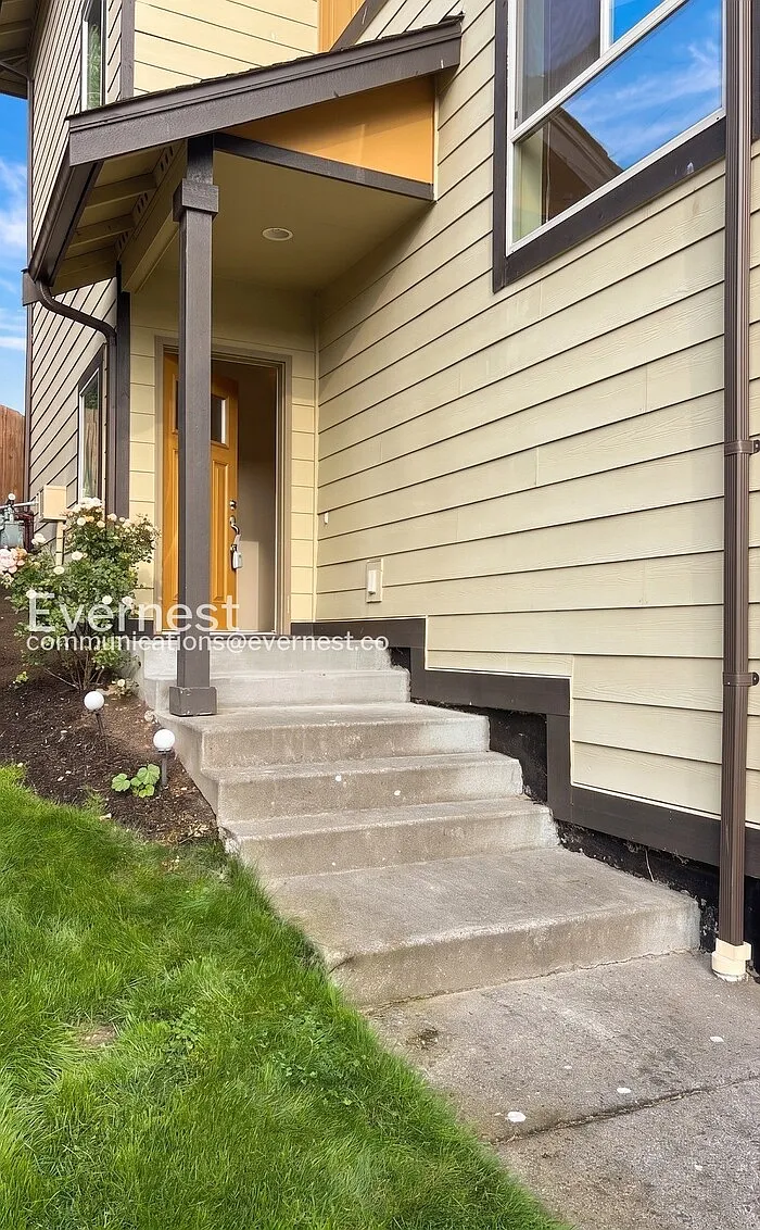 3 bed, 2.5 bath, 1915 sqft, $3,450 — Photo 3