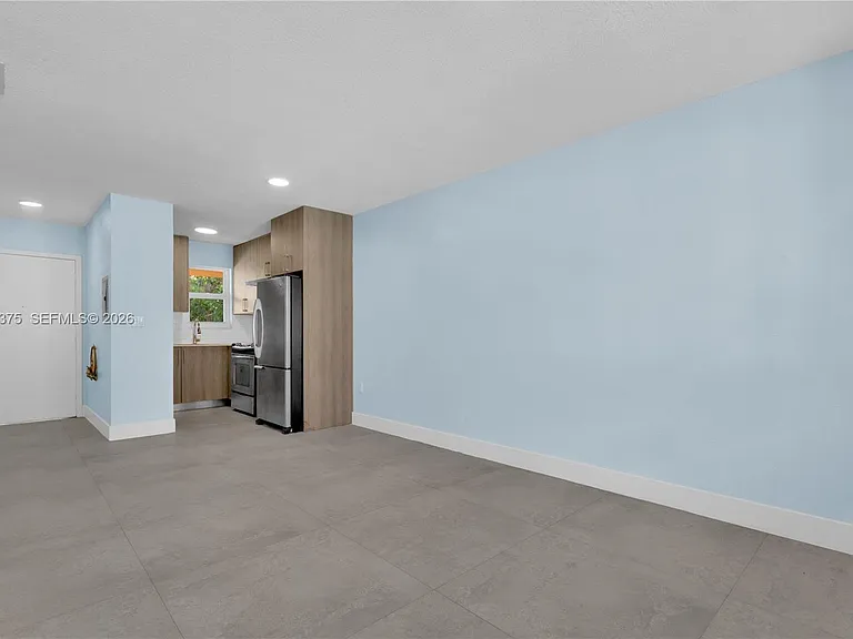 1250 SW 4th St #6 — Photo 3