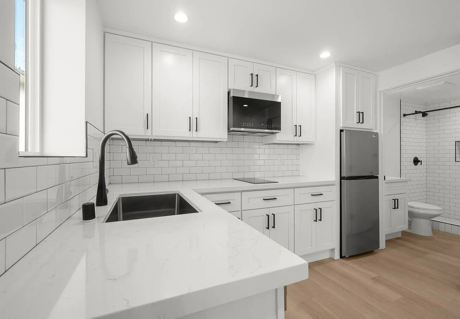 1 bed, 1.0 bath, 400 sqft, $1,472 — Photo 2