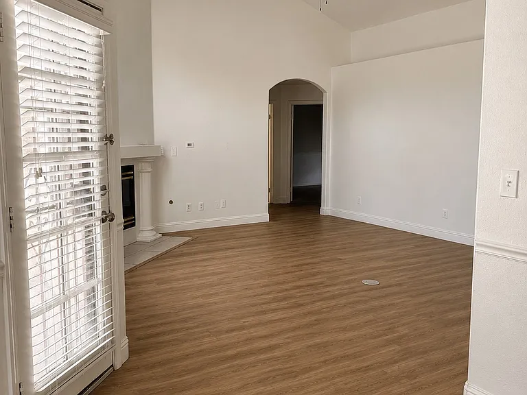 1085 E Pennsylvania Ave — Photo 8