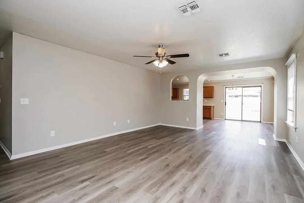 3 bed, 2.0 bath, 1400 sqft, $2,120 — Photo 4