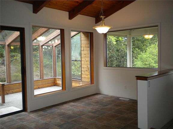 4th image of 241 NE Alder Creek Ln