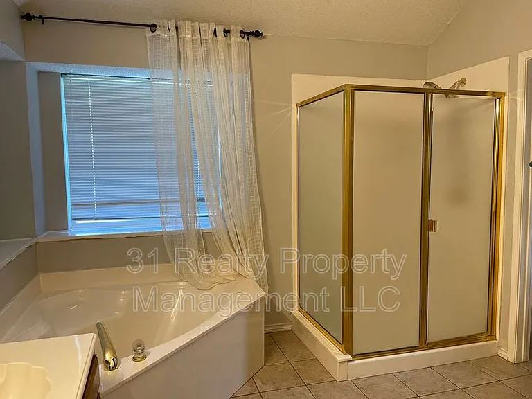 1304 Rosewood Ln — Photo 9