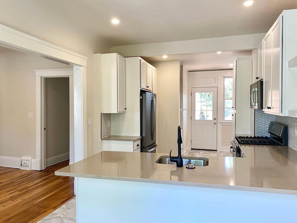 Room for 4 bar stools