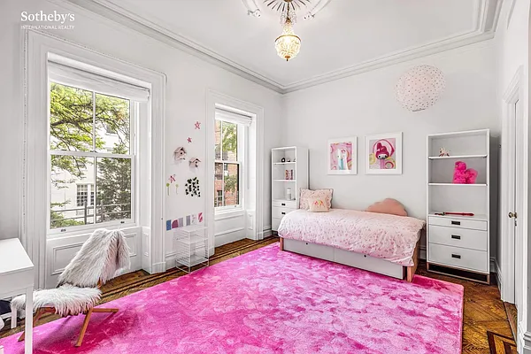 Sold by Sotheby's International Realty | media 11