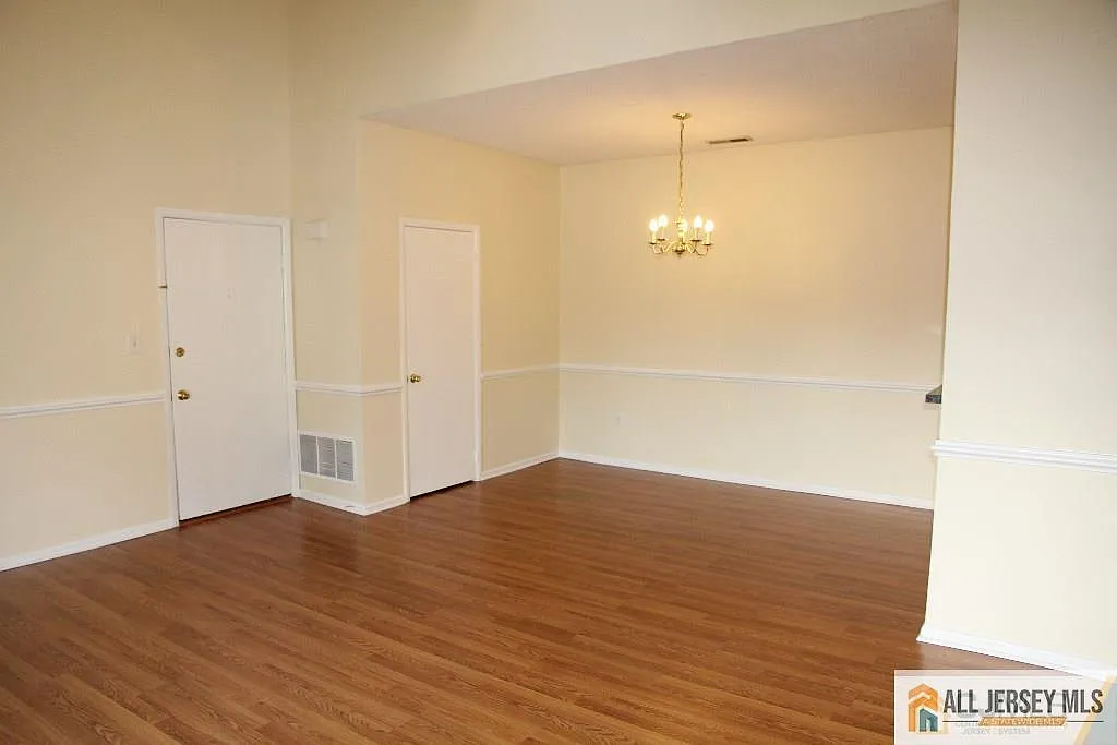 3 bed, 2.0 bath, 1136 sqft, $2,950 — Photo 4