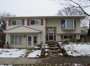 147 N Lambert Rd, Glen Ellyn, IL 60137