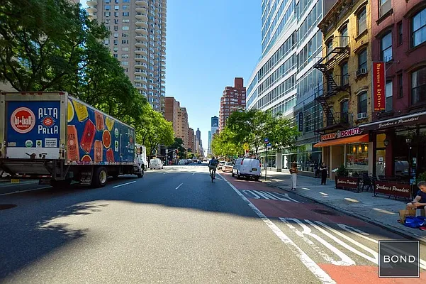 Rented by Bond New York | media 23