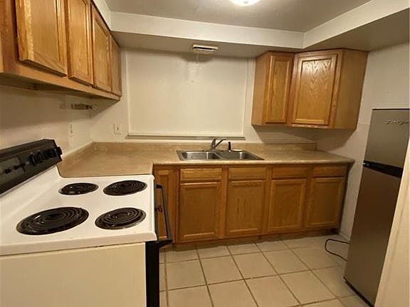 3rd image of 415 W Jenkins St