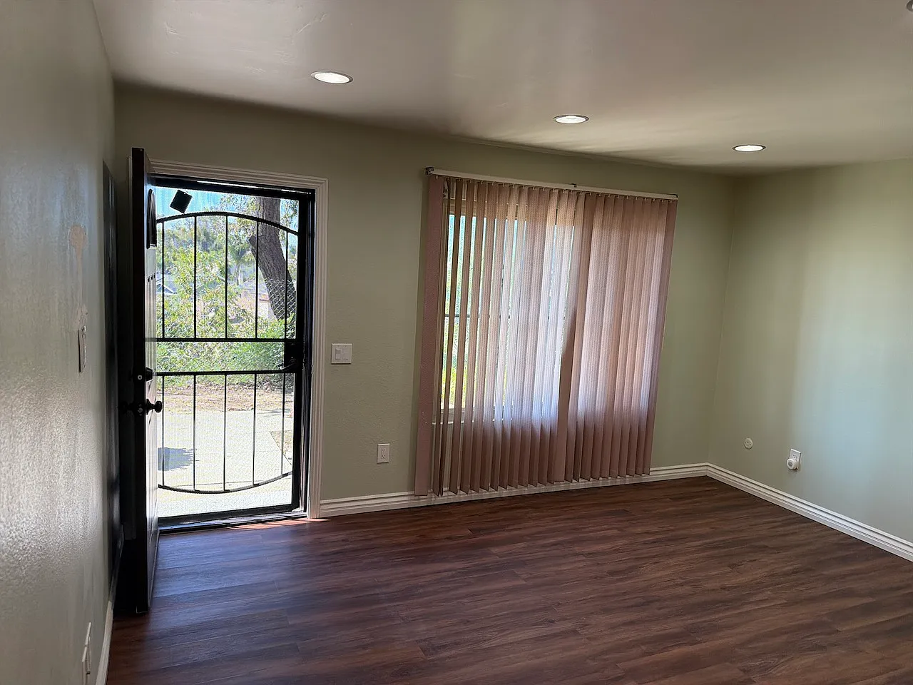 3 bed, 975 sqft, $3,045 — Photo 2