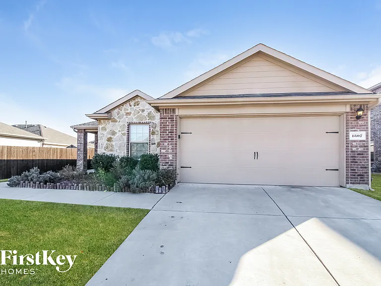 1307 Bent Grass Dr — Photo 1