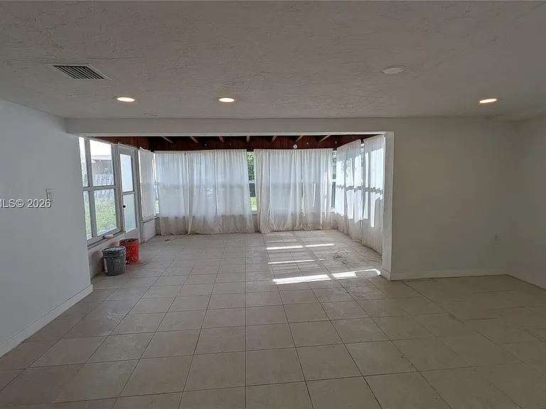 708 NE 4th St #1 — Photo 3