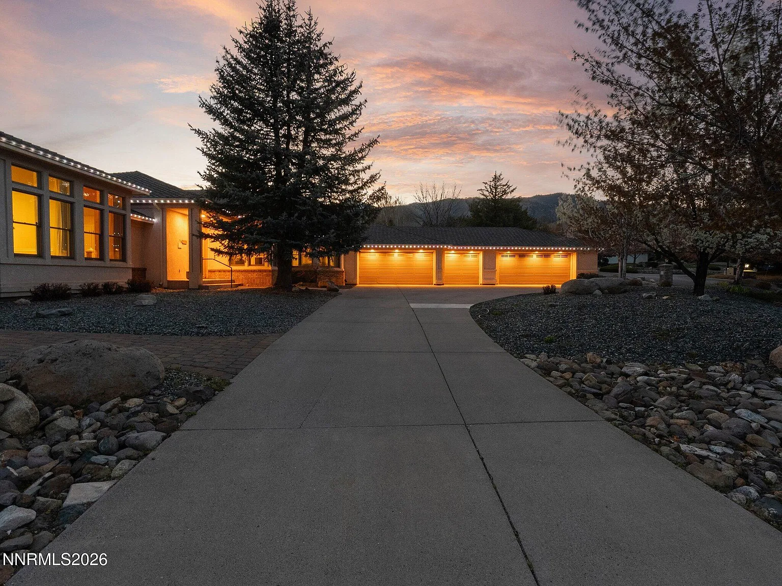 2555 Wellington S photo 1