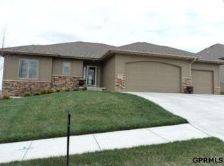 19014 Cuming Cir, Elkhorn, NE 68022