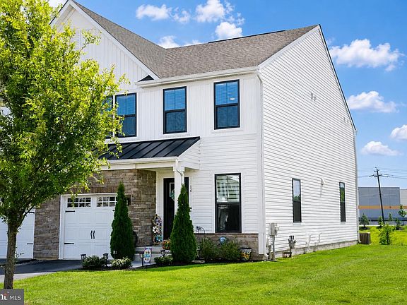 3rd image of 14 Cinnamon Ln