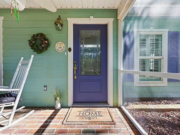 4th image of 587 Hawthorn Dr.