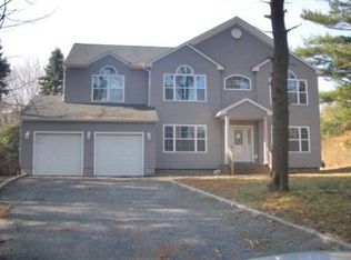 778 Whiskey Rd, Ridge, NY 11961