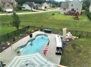 2776 Willowcrest Cir, Howell, MI 48843