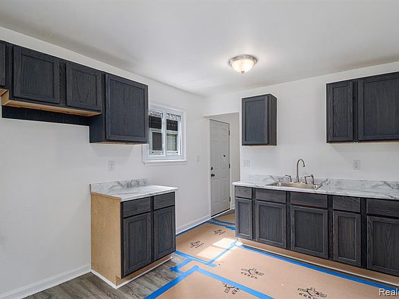 5th image of 15835 Burgess St