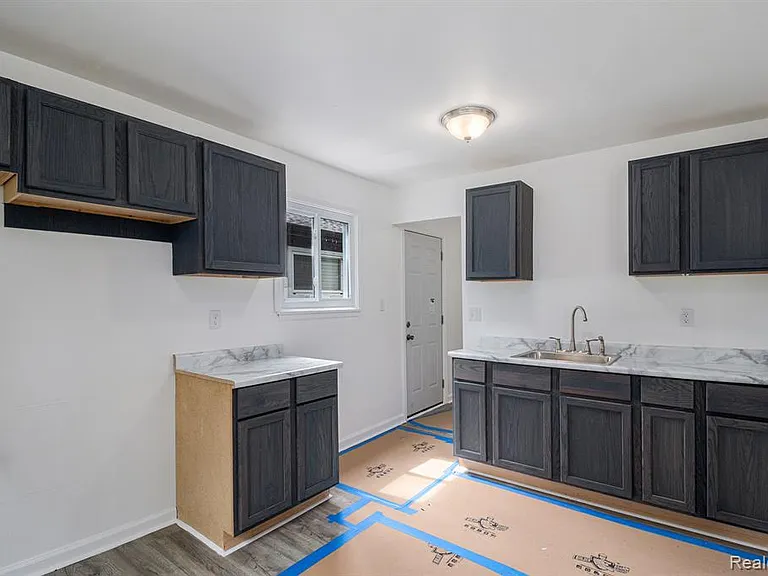 15835 Burgess St — Photo 15