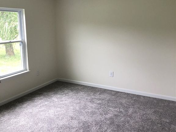 5th image of 325 Lake Dr