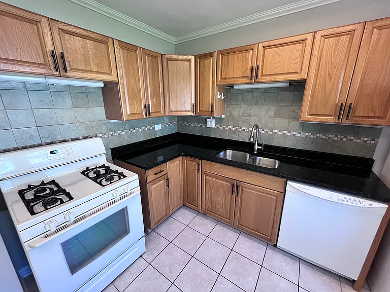 85 Royal Pkwy W — Photo 11