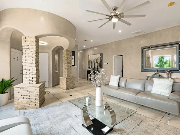 33 N Estrellas Rd, Santa Fe, NM 87507