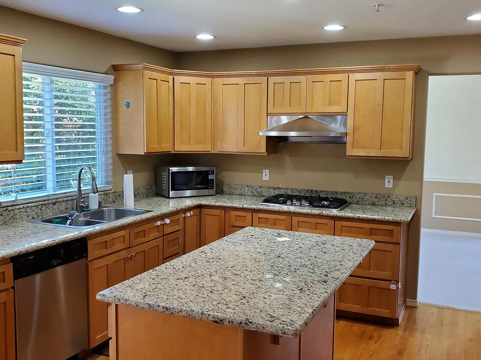 4 bed, 2.5 bath, 2510 sqft, $4,400 — Photo 3