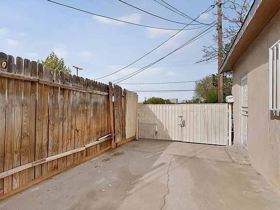 4th image of 1022 1/2 Edith Blvd NE