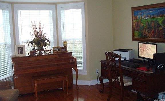 2nd image of 2561 Holly Oak Ln
