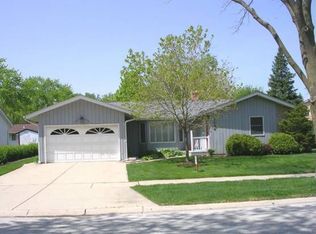 1194 Bosworth Ln, Elk Grove Village, IL 60007