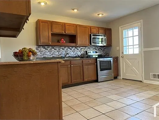 3 bed, 1152 sqft, $2,100 — Photo 3