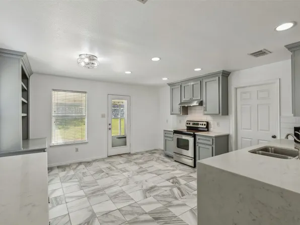 8828 Tumbleweed Dr, Aubrey, TX 76227