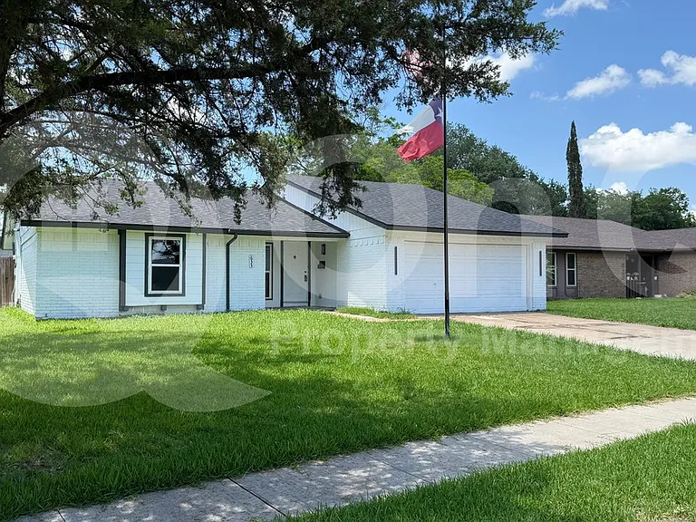 633 Stroud Ln — Photo 2