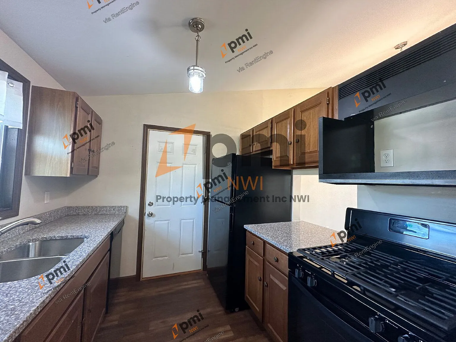3 bed, 2.0 bath, 1152 sqft, $1,825 — Photo 4