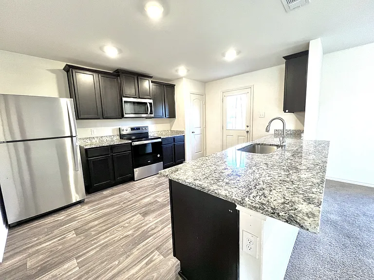 113 Unnymeade Ln — Photo 4