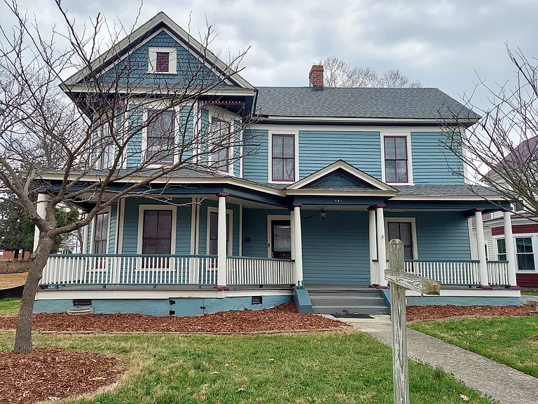 304 Oakwood St — Photo 1