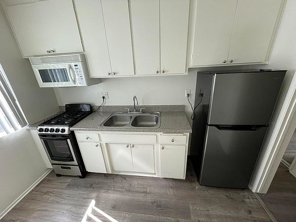 4th image of 5832 Waring Ave #207
