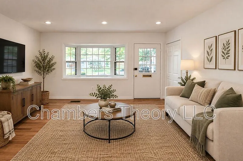 4 bed, 2.0 bath, 2000 sqft, $3,200 — Photo 3