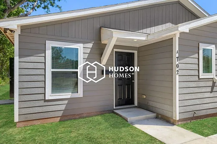 3 bed, 2.0 bath, 876 sqft, $1,049 — Photo 3