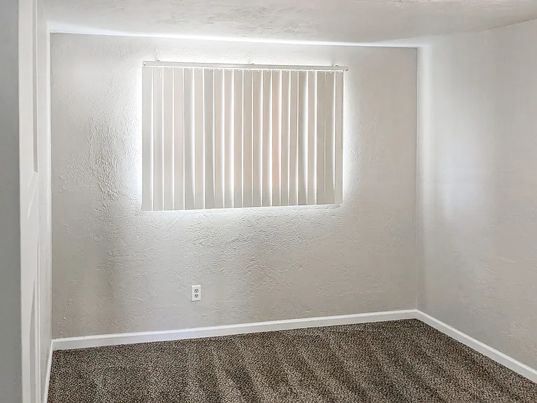 Apartment in West Salem near banks, shopping areas, bus lines, and downtown! ~ Colonial — Photo 87
