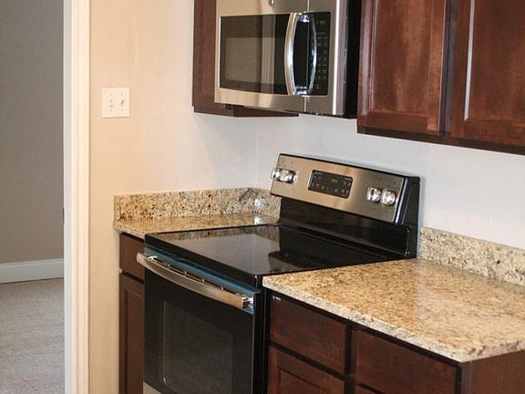Stainless Steel Appliances & Granite Countertops