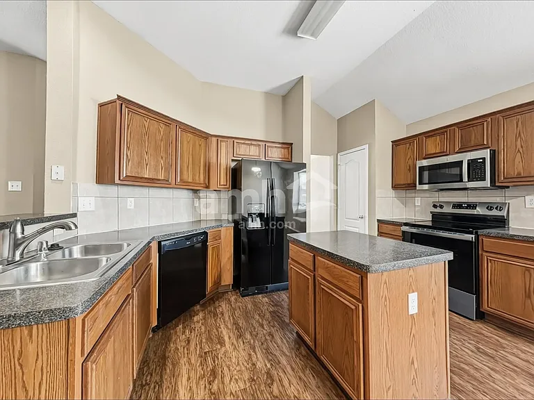 1120 Rio Bravo Dr — Photo 3