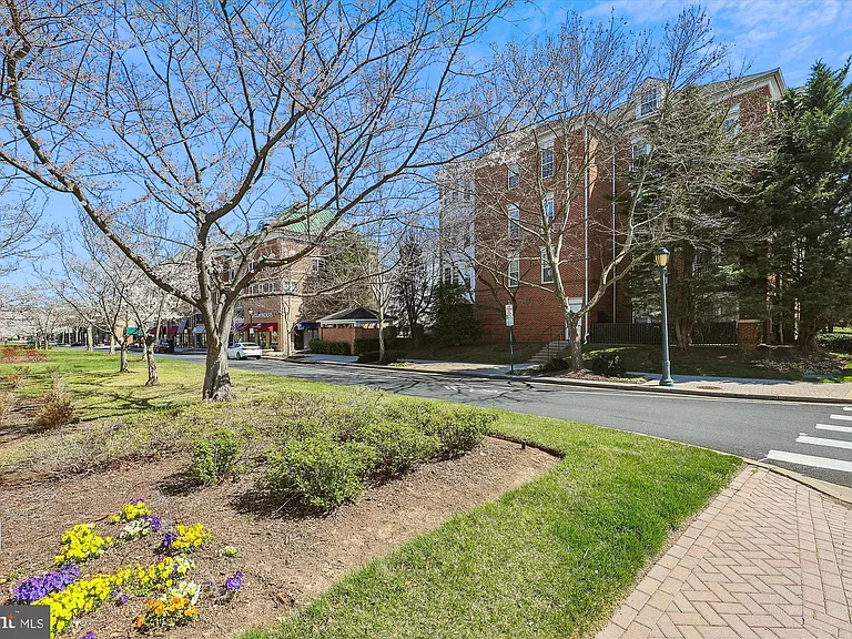 845 King Farm Blvd — Photo 47