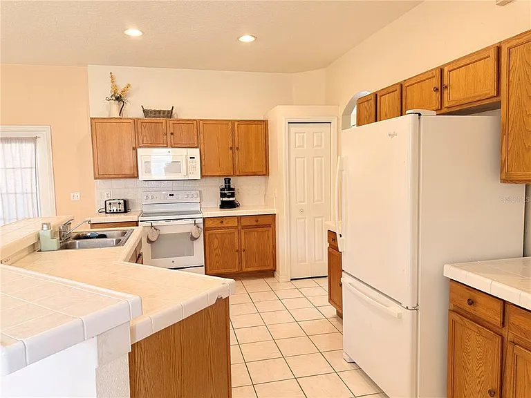3010 Victoria Dr — Photo 4
