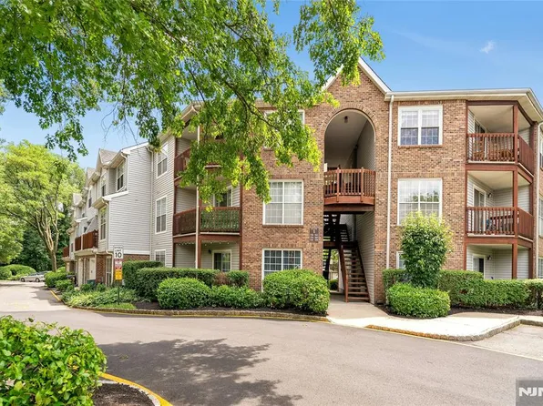 150 Lynette Dr, Fort Lee, NJ 07024