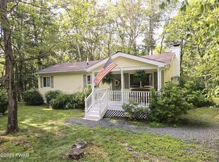 800 W Spur Ct, Hawley, PA 18428