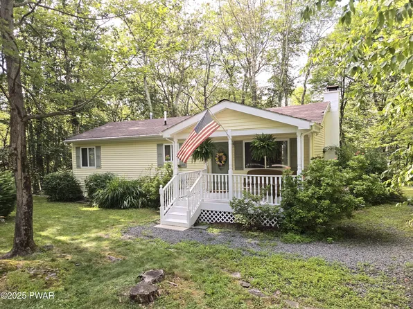 800 W Spur Ct, Hawley, PA 18428