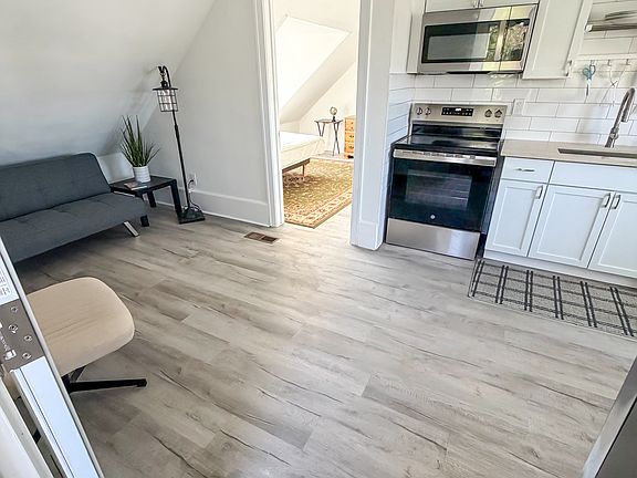 4th image of 130 Grand Ave #4